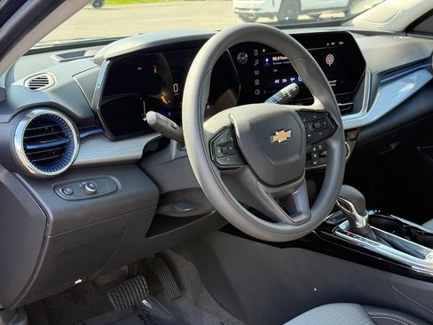 Used 2025 Chevrolet Trax LT FWD image 24