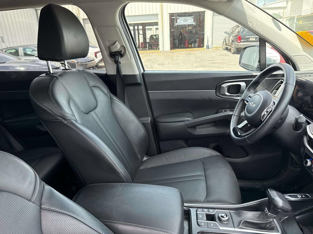 Certified 2025 Kia Sorento S FWD image 12
