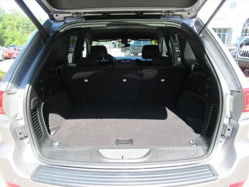 Used 2019 Jeep Grand Cherokee Laredo w/ Security & Convenience Group AWD/4WD image 32