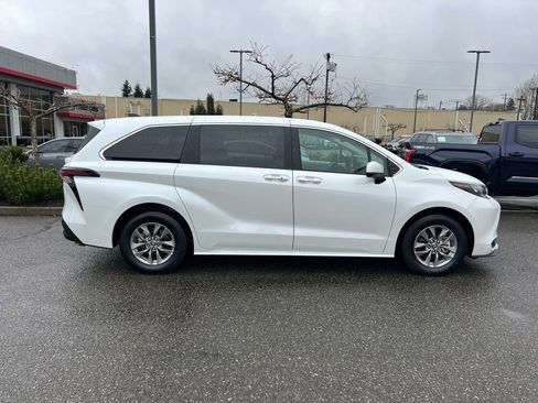 Used 2025 Toyota Sienna XLE image 6