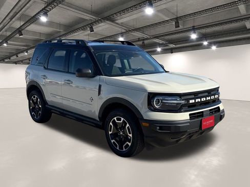 Used 2024 Ford Bronco Sport Outer Banks w/ Tech Package image 2