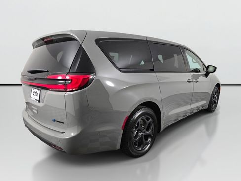 Used 2023 Chrysler Pacifica Limited w/ Uconnect Theater Family Group FWD image 3
