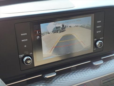 Used 2023 Kia Carnival LX image 22