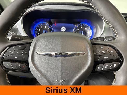 Used 2025 Chrysler Pacifica Limited FWD image 17