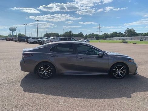 Used 2022 Toyota Camry SE w/ Cold Weather Package FWD image 8