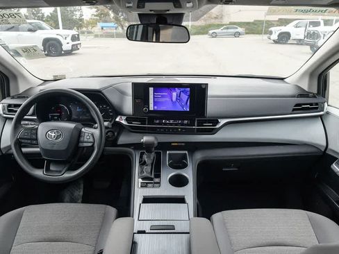 Used 2025 Toyota Sienna LE FWD image 15