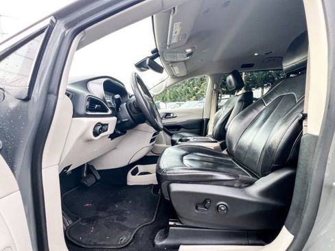 Used 2022 Chrysler Pacifica Touring-L image 17