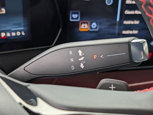 Used 2025 Chevrolet Traverse RS image 19