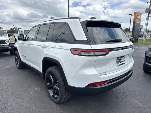 New 2025 Jeep Grand Cherokee Altitude RWD image 4