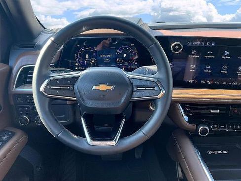 Used 2025 Chevrolet Suburban High Country image 8