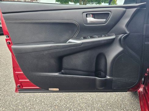 Used 2015 Toyota Camry XLE w/ Moonroof Package FWD image 24