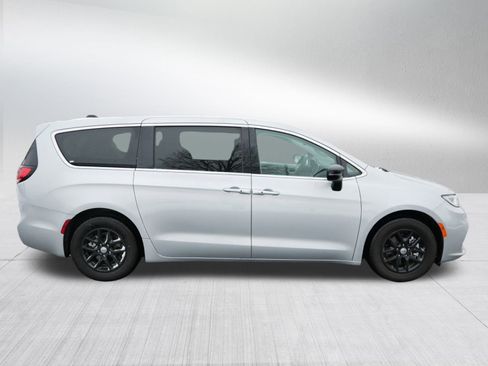 Used 2024 Chrysler Pacifica Touring-L image 8