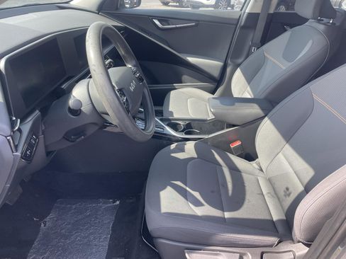 Used 2023 Kia Niro LX image 5