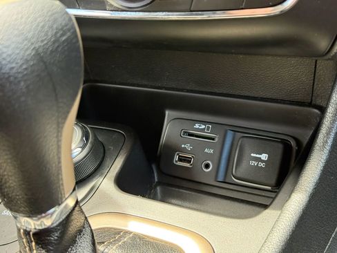 Used 2015 Jeep Cherokee Latitude w/ Cold Weather Group AWD/4WD image 33