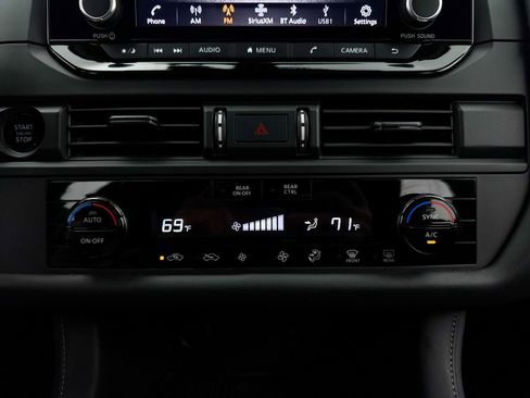 Used 2025 Nissan Pathfinder S image 24