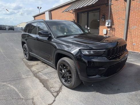 Used 2024 Jeep Grand Cherokee Altitude image 2