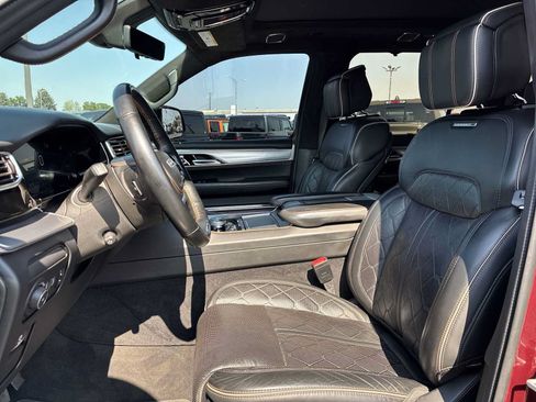 Used 2023 Jeep Grand Wagoneer Series III AWD/4WD image 13