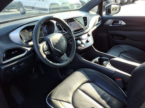 Certified 2025 Chrysler Pacifica Limited FWD image 8