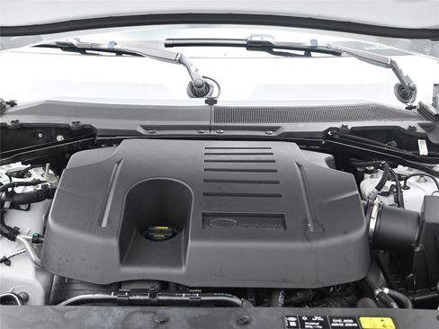 Used 2023 Land Rover Defender 90 X-Dynamic SE image 12