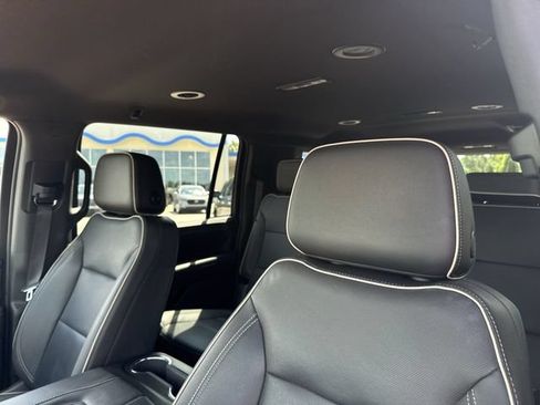 Used 2023 GMC Yukon XL SLT w/ SLT Luxury Package AWD/4WD image 3