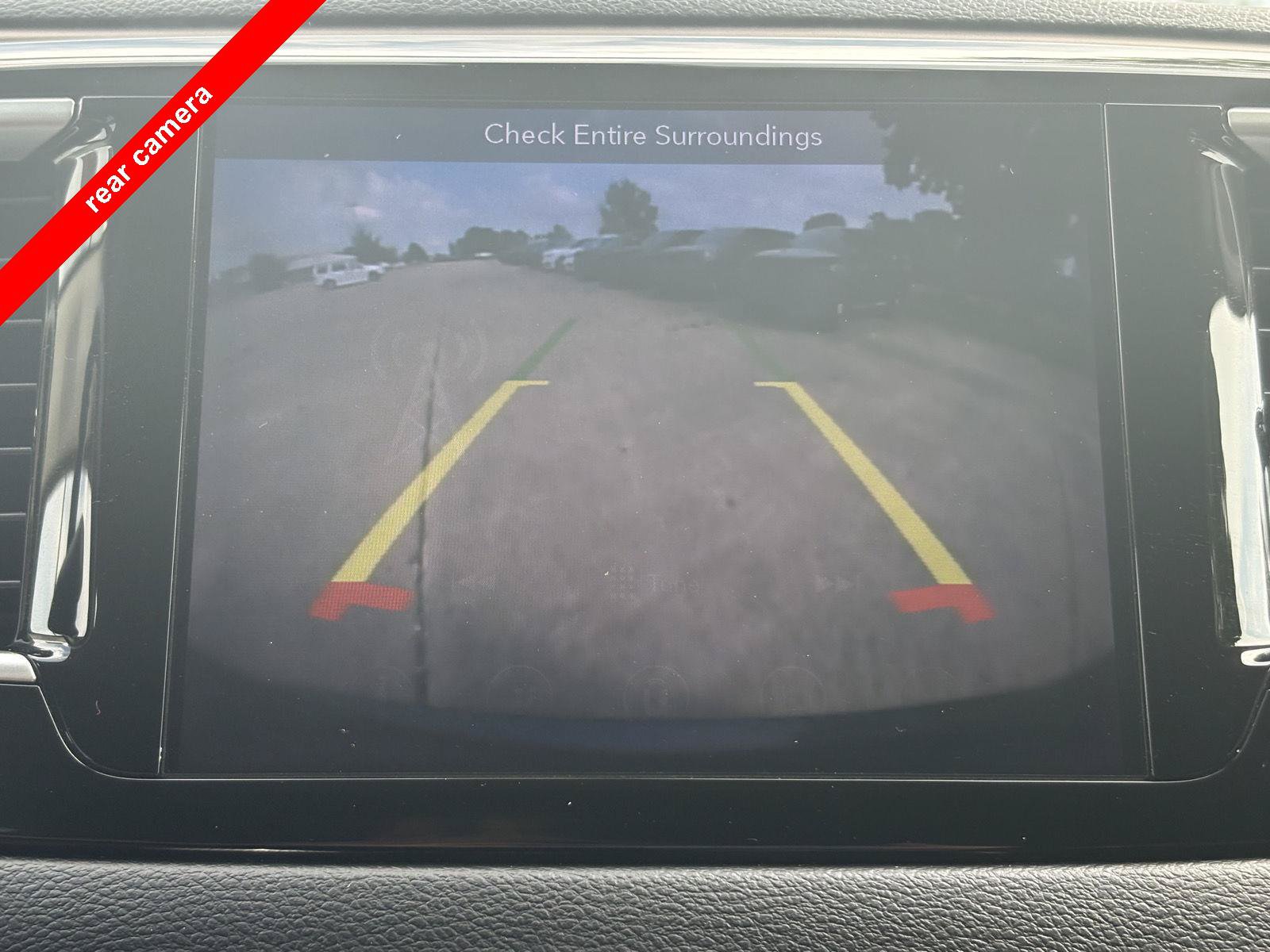Used 2018 Chrysler Pacifica Touring-L w/ Tire & Wheel Group FWD image 7
