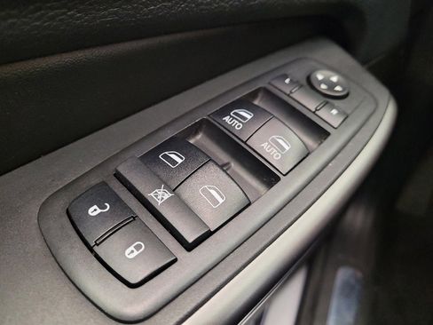 Used 2019 Jeep Cherokee Limited image 27