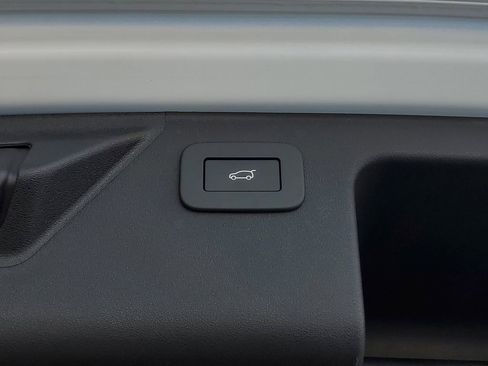 Used 2025 Land Rover Discovery Sport S image 33