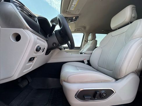 Used 2024 Jeep Wagoneer Series II w/ Flexible Seating Group image 17