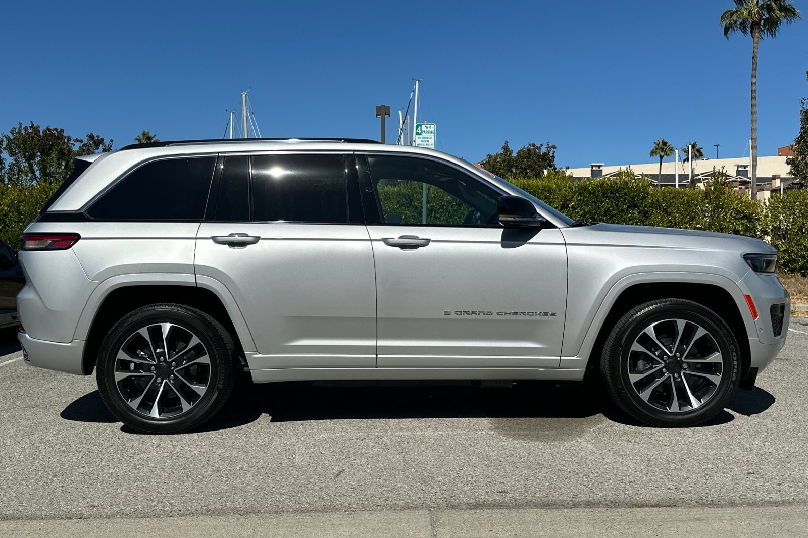 Used 2023 Jeep Grand Cherokee Overland w/ Advanced Protech Group III AWD/4WD image 3