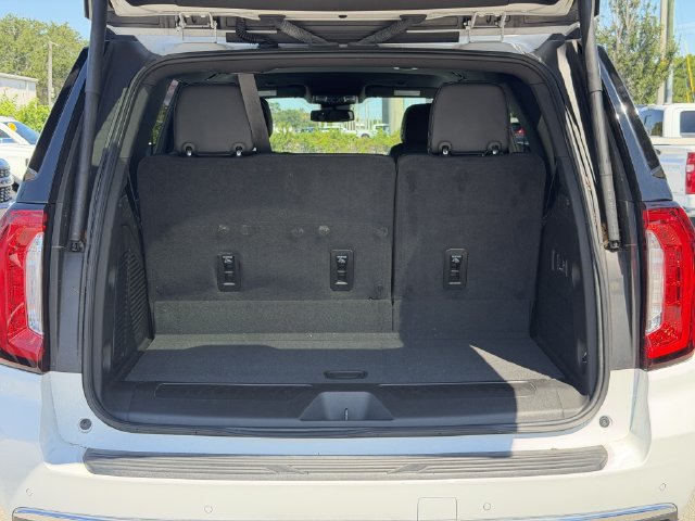Used 2024 GMC Yukon SLT w/ SLT Luxury Package RWD image 3