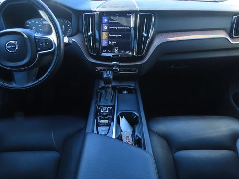 Used 2021 Volvo XC60 T5 Momentum w/ Protection Package Premier FWD image 7