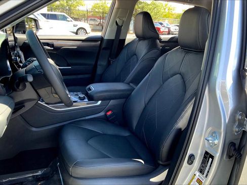Used 2025 Toyota Highlander Platinum image 8