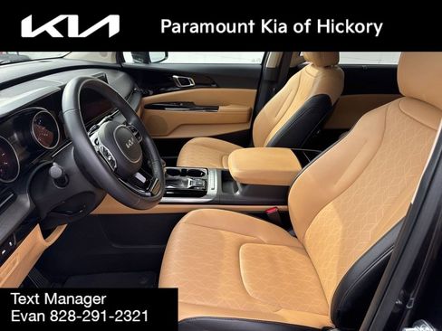 Used 2023 Kia Carnival EX image 25
