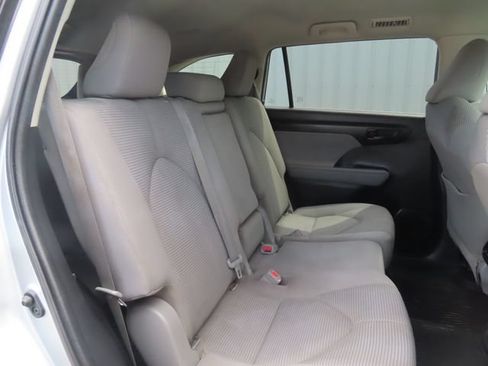 Used 2021 Toyota Highlander L FWD image 28