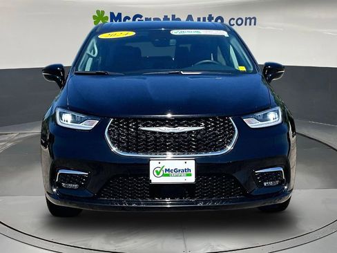 Used 2024 Chrysler Pacifica Touring-L FWD image 2
