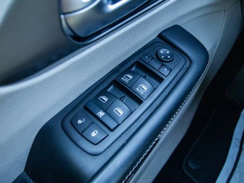 Used 2024 Chrysler Pacifica Touring-L FWD image 18