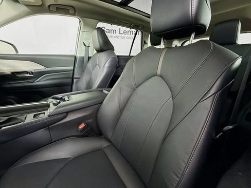 Used 2025 Toyota Grand Highlander AWD image 21