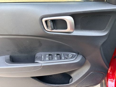 Used 2025 Hyundai Venue SEL FWD image 11