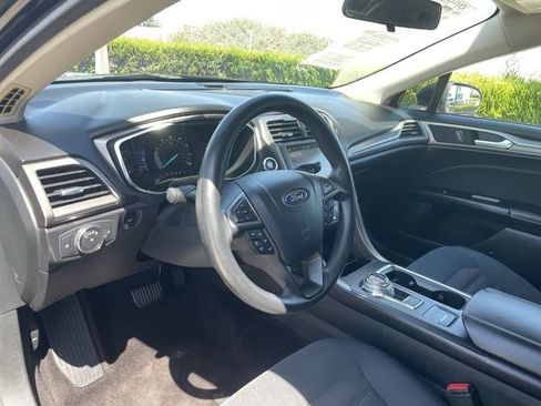 Used 2017 Ford Fusion SE w/ Fusion SE Technology Package FWD image 10