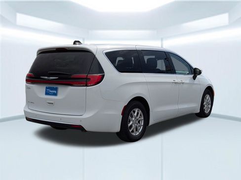 Used 2023 Chrysler Pacifica Touring-L image 5