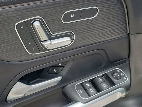 Used 2023 Mercedes-Benz GLB 250 4MATIC w/ Premium Package image 18