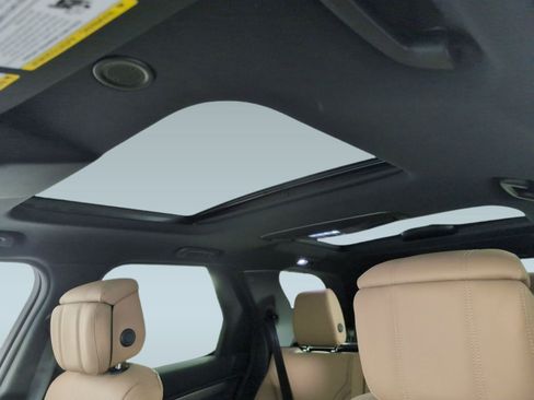 Certified 2025 Land Rover Discovery Dynamic SE image 12