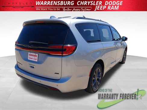 Used 2021 Chrysler Pacifica Touring-L w/ Uconnect Theater Family Group AWD/4WD image 4