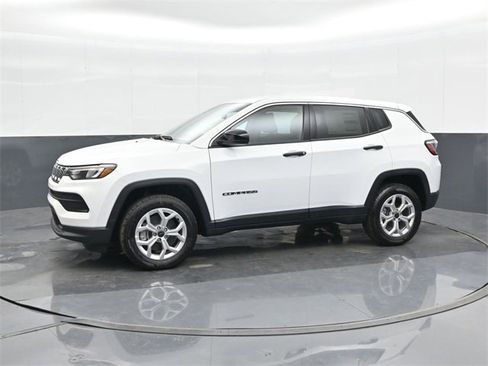 Used 2025 Jeep Compass Sport image 9