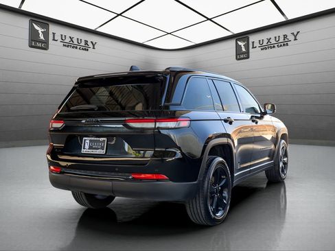 Used 2023 Jeep Grand Cherokee Altitude AWD/4WD image 8