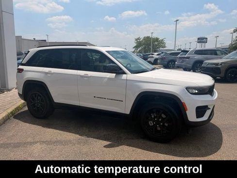 Used 2024 Jeep Grand Cherokee Altitude AWD/4WD image 3