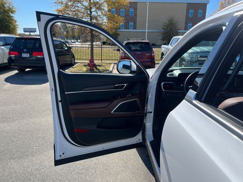 Used 2024 Kia Telluride EX w/ EX Captain's Chair Package image 26