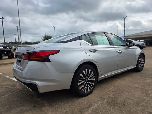 Used 2024 Nissan Altima 2.5 SV FWD image 5