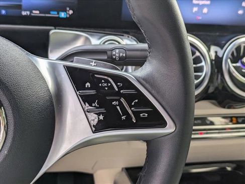 Used 2025 Mercedes-Benz GLB 250 image 12