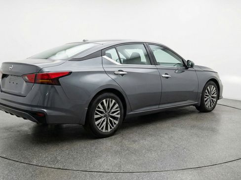 Used 2025 Nissan Altima 2.5 SV FWD image 9